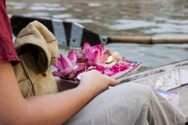 Ganga nehrinde ölü insanlar için hediye. Varanasi. Hindistan.
