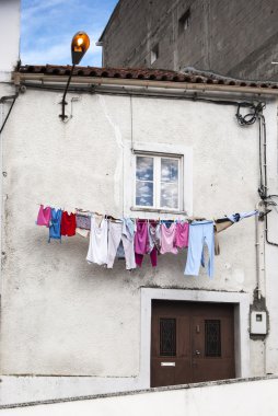 Bir evin dışında asılı Çamaşırhane