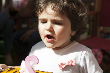 İkinci doğum günü kutluyor kız