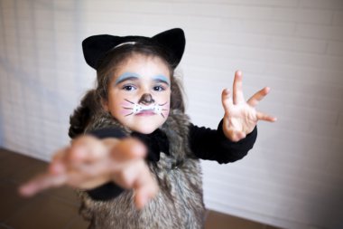 Kız bir kedi kostüm