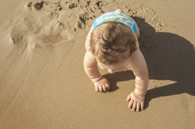 Deniz kıyısı içinde sürünerek erkek bebek.