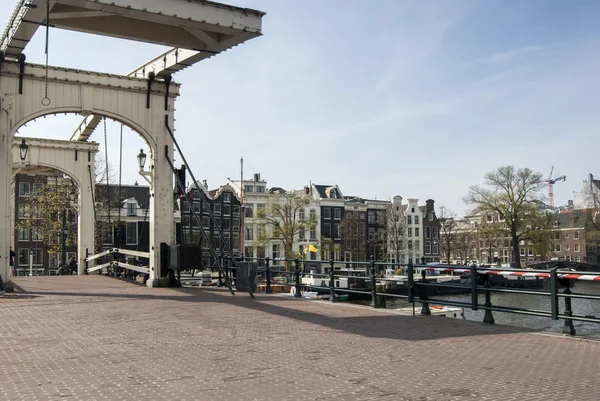Puente en los canales. Ámsterdam — Foto de Stock