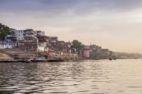 Rano w rzece Ganges. Varanasi. Indie. — Zdjęcie stockowe