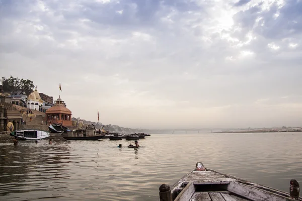Rano w rzece Ganges. Varanasi. Indie. — Zdjęcie stockowe