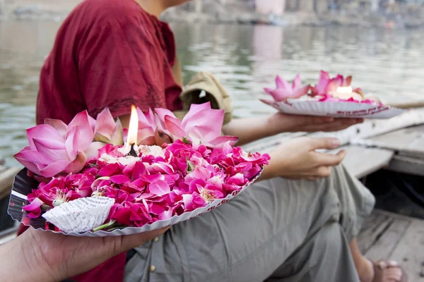 Ganga nehrinde ölü insanlar için hediye. Varanasi. Hindistan.