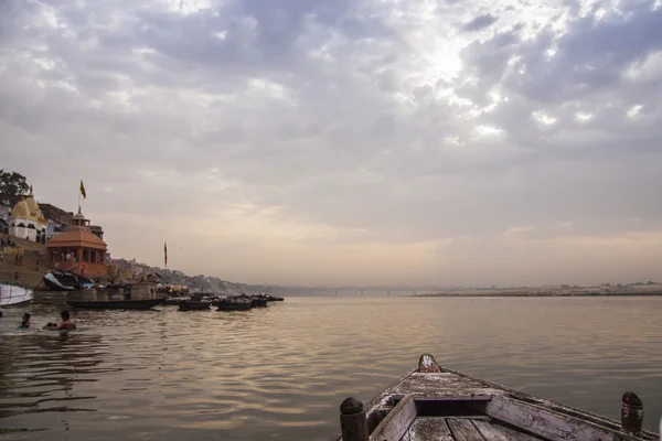 Rano w rzece Ganges. Varanasi. Indie. — Zdjęcie stockowe