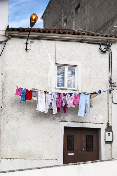 Bir evin dışında asılı Çamaşırhane
