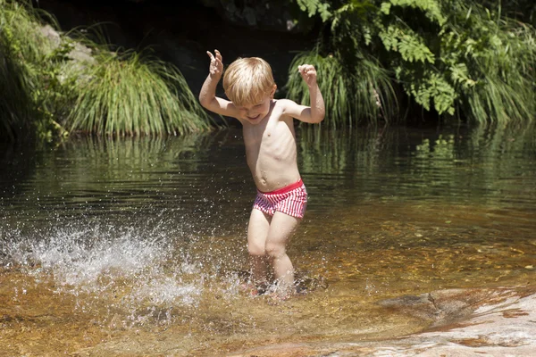 Kind spelen met het water. — Stockfoto