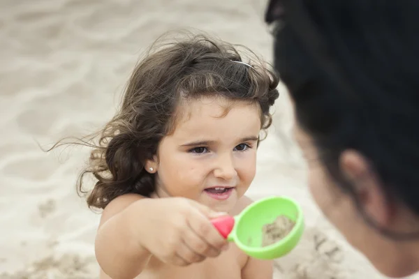 砂と遊ぶ子供は. — ストック写真
