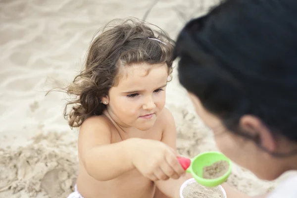 Bambino che gioca con la sabbia . — Foto Stock