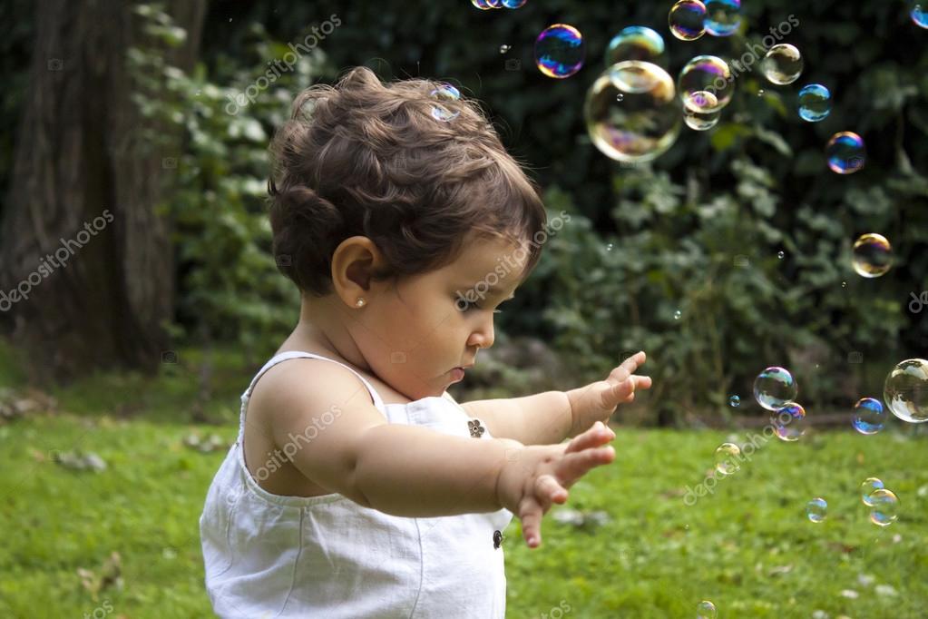 enfant qui fait des bulles de savon Stock Photo