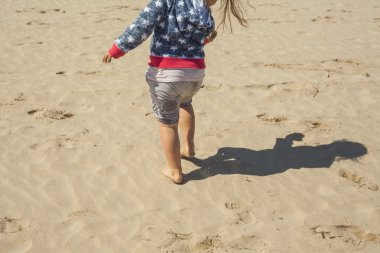 Arka görünümü orta sahil kıyısına yürüyen kız vuruldu 