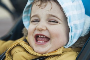 Portre bebek çocuk büyük yeşil gözleri kükreme ile laughte ile kapatmak