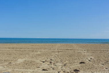 Deniz ve gökyüzü ufukta açık güneşli bir bahar. 
