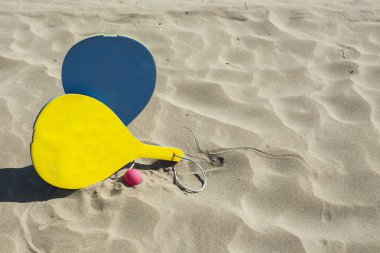 Renkli raketleri ve bir top güneşli bir plaj kum 