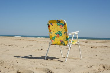 Plaj açık bir günde izole renkli çocuklar yaz sandalye.