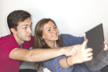 Evde bir selfie ile dijital tablet alarak genç Çift