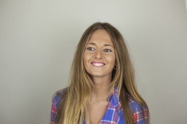 Sh ekose ile güzel gülen sarışın kadın portresi kadar kapatın