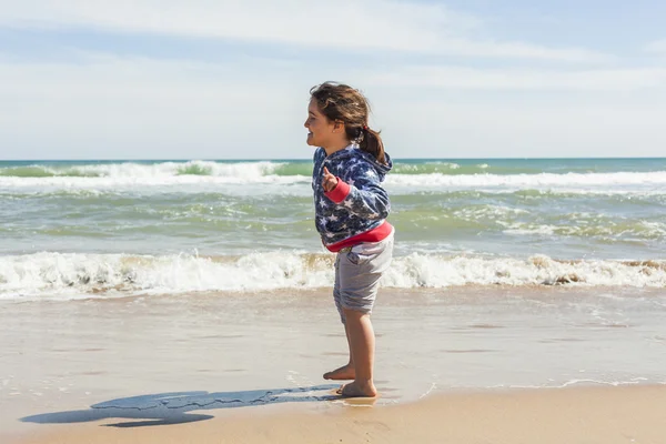 晴れた日に砂浜の海岸で実行するフル ショット女の子 — ストック写真