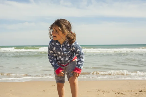 アメリカ人のショット女の子 s で晴れた日のビーチの海岸 — ストック写真