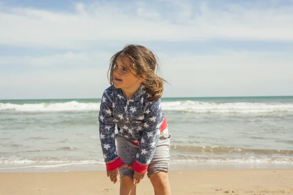 アメリカ人のショット女の子 s で晴れた日のビーチの海岸 — ストック写真