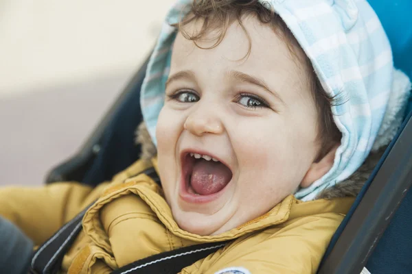 Portre bebek çocuk büyük yeşil gözleri kükreme ile laughte ile kapatmak