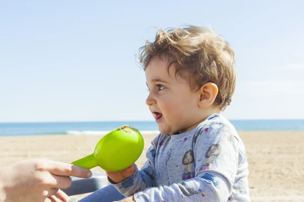 Ritratto medio bambino bambino che gioca in spiaggia — Foto Stock