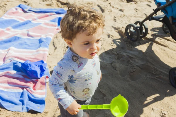 Ritratto medio bambino bambino che gioca in spiaggia — Foto Stock