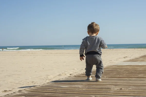 浜で歩くリア ビュー完全ショット赤ちゃん男の子. — ストック写真