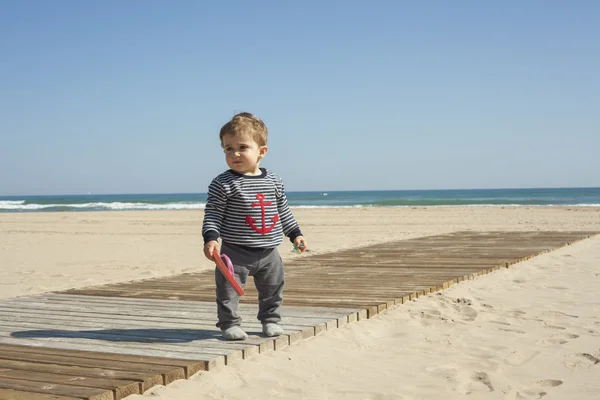 Pieno colpo bambino a piedi in spiaggia . — Foto Stock