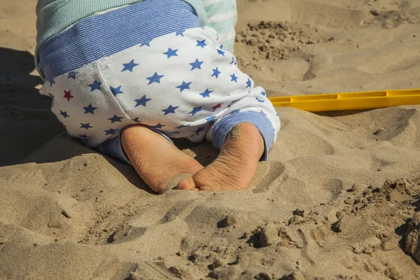 Close-up jongetje spelen met zand speelgoed op het strand. Achteraanzicht — Stockfoto