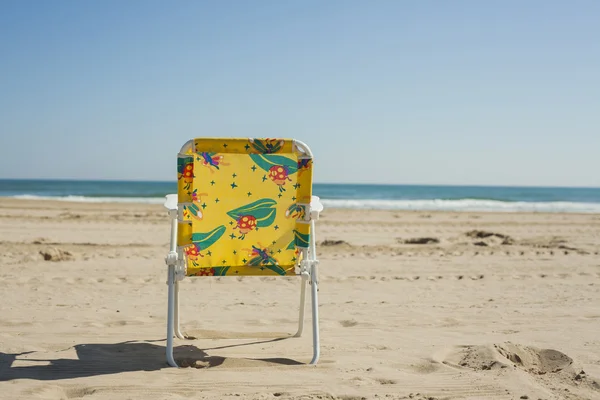 Colorful kids summer chair isolated in the beach in a clear day. — Stock Photo, Image