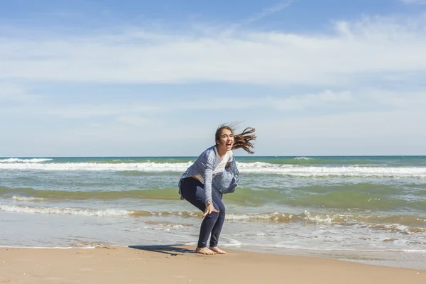 Full shot de un adolescente sonriente justo al final de un salto en el s — Foto de Stock