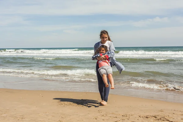 Pieno colpo adolescente e la sua sorellina giocare nel mare shor — Foto Stock