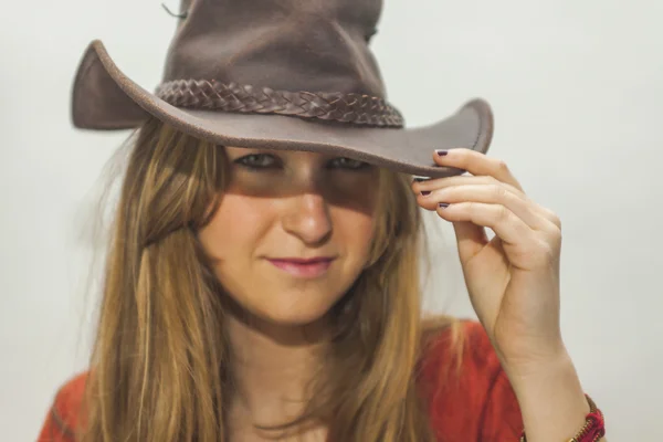 Retrato de la hermosa mujer rubia con un sombrero de vaquero disparar en st — Foto de Stock
