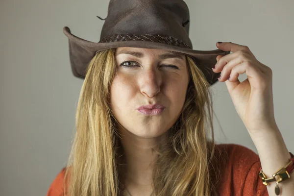 Retrato de cara besos de hermosa mujer rubia con un sombrero de vaquero — Foto de Stock