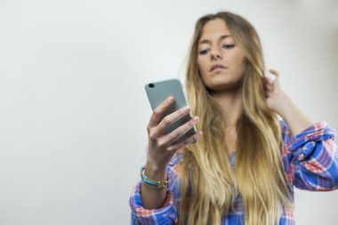 Ekose gömlek şen ile güzel sarışın kadın portresi kapatın