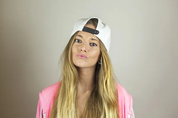 Retrato de cerca hermosa mujer con sudadera rosa y blanco — Foto de Stock