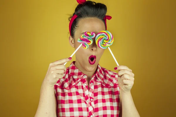 Close up portrait beautiful pin up girl with colorful lollipops — Stock Photo, Image