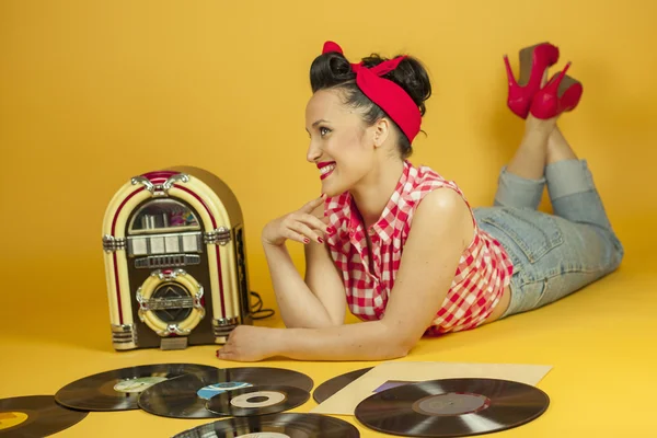 Portre güzel pin eski bir müzik kutusu r müzik dinlemek