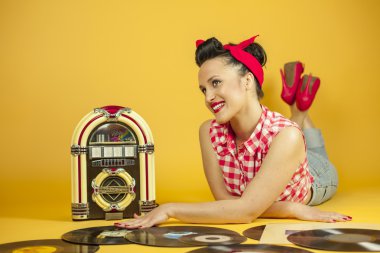 Portre güzel pin eski bir müzik kutusu r müzik dinlemek