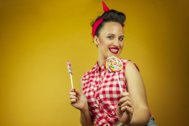 Portre güzel yakın PIN ile renkli lolipop kız.