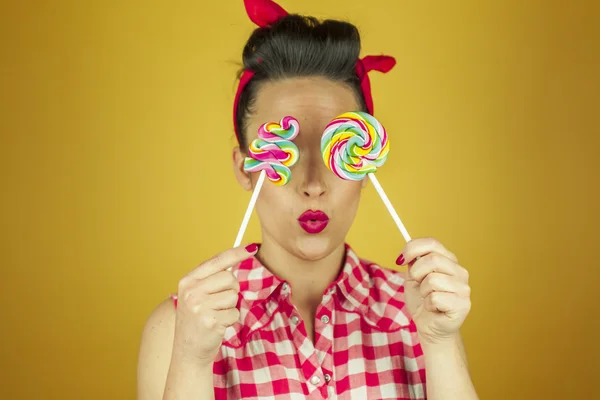 Portre güzel yakın PIN ile renkli lolipop kız