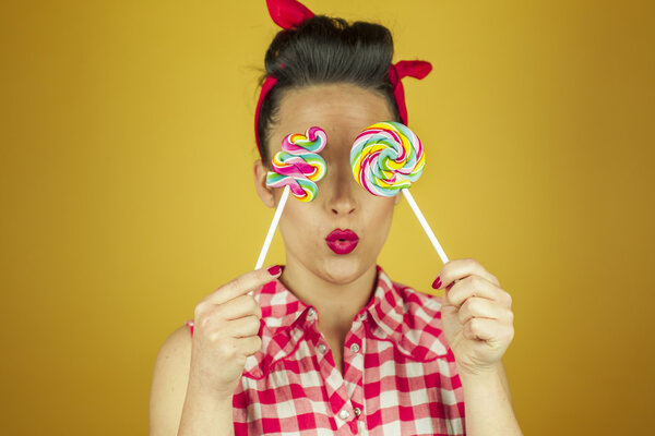 Закрыть портрет красивая девушка булавка с красочными леденцами
