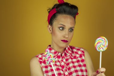 Portre güzel yakın PIN ile renkli lolipop kız