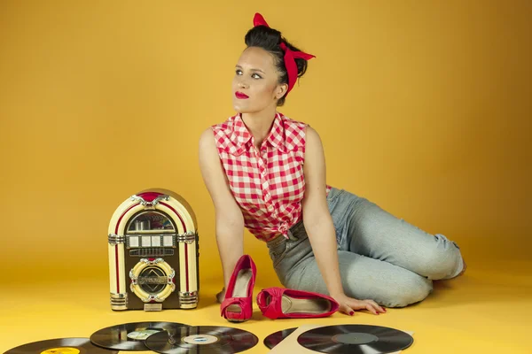 Portre güzel pin eski bir müzik kutusu r müzik dinlemek