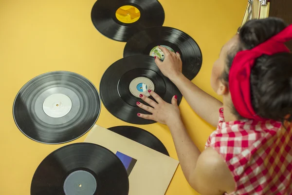 Arka görünüm portre PIN eski vinil kayıtları ile kız. Seçici