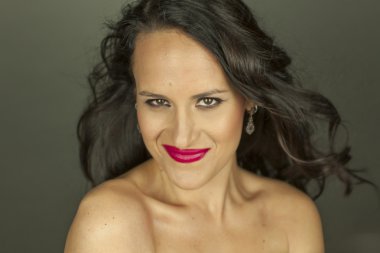 Gülen portresi yakın saç hareket ile güzel kadın