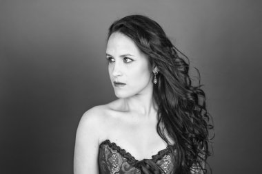 Saç mo ile ciddi güzel kadın siyah beyaz portre