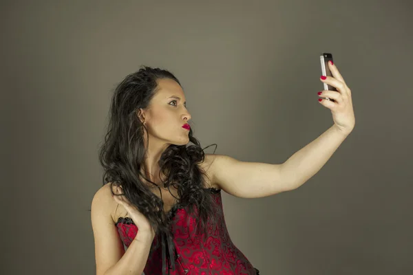 Γυναίκα που παίρνει μια selfie με ένα κινητό τηλέφωνο — Φωτογραφία Αρχείου